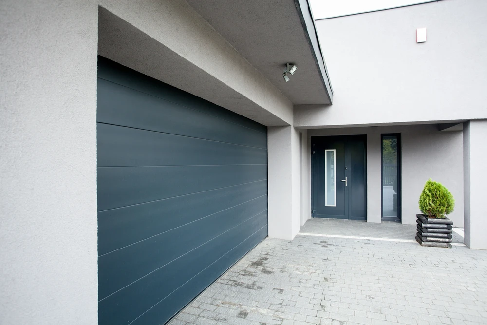 Entrée de maison moderne avec garage attenant