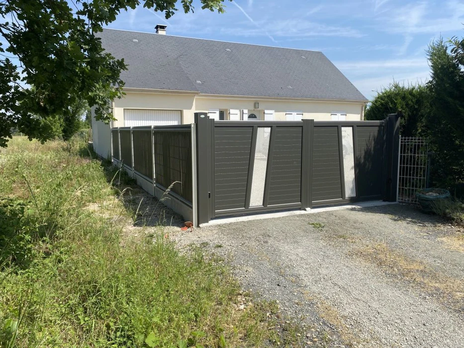 Portail coulissant aluminium anthracite, lames horizontales occultantes avec insert grille, monté sur rail au sol