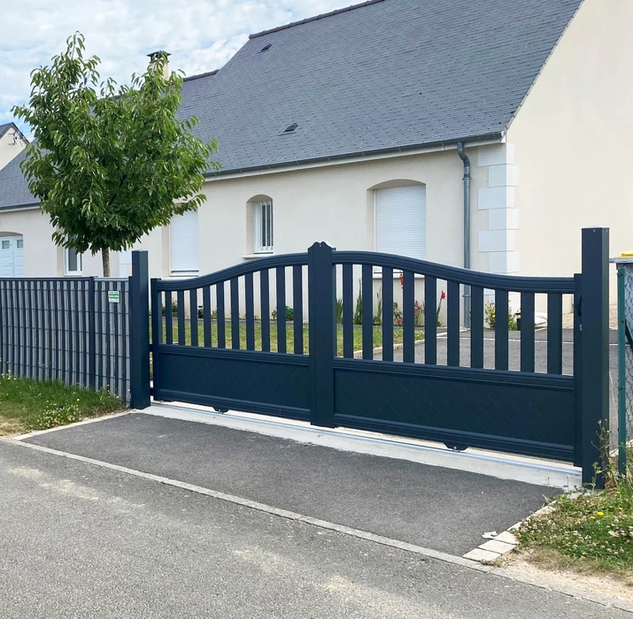 Portail coulissant double vantail en aluminium thermolaqué anthracite (RAL 7016), style campagne avec arc en cintre, lames verticales espacées en partie haute, panneau bas à motif losange