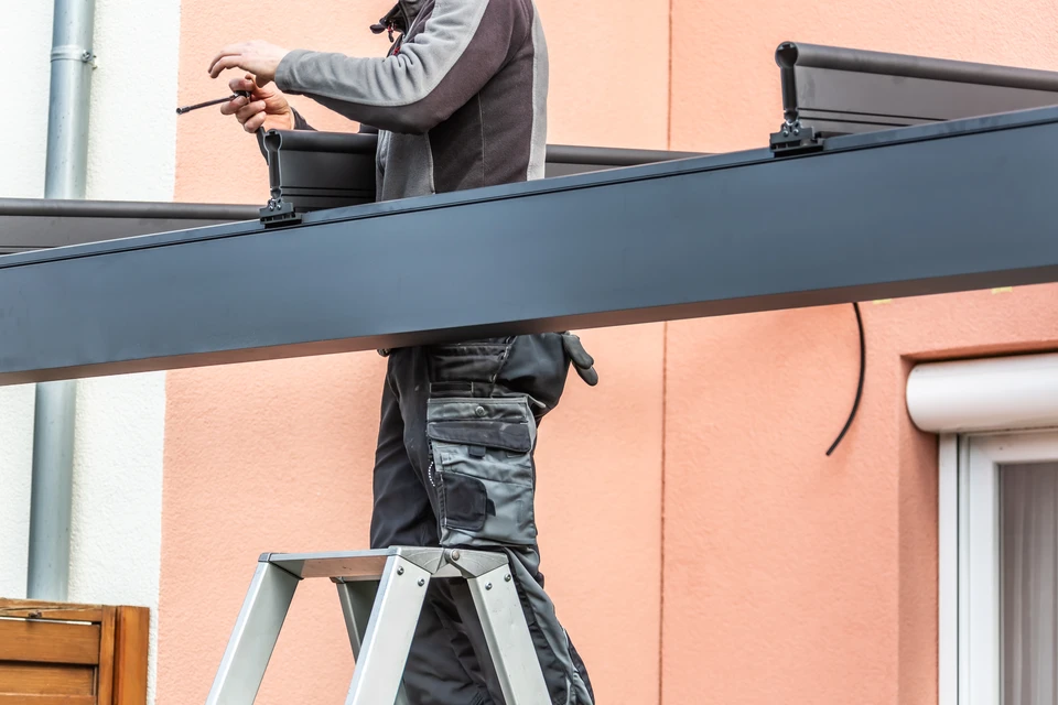 Terrasse extérieure couverte d'une pergola en aluminium avec toiture polycarbonate translucide