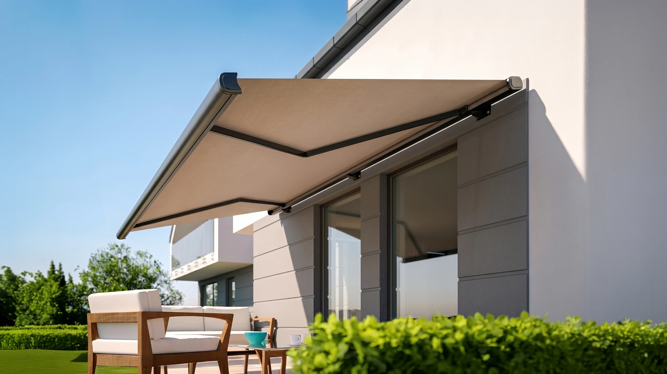 Terrasse extérieure avec store banne déployé offrant protection solaire, structure métallique apparente et végétation visible en arrière-plan