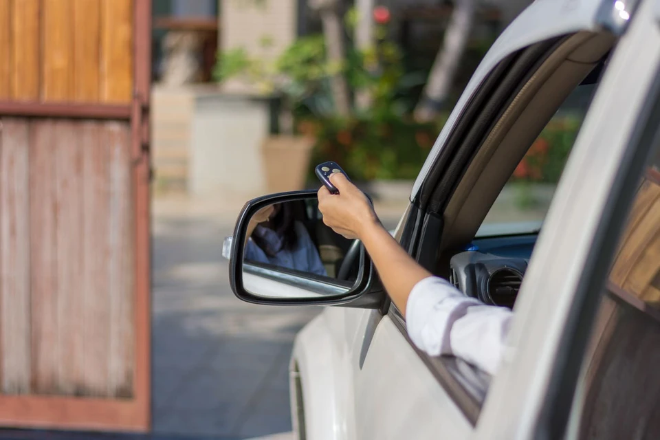 Portail métallique automatisé en cours d'ouverture devant une résidence