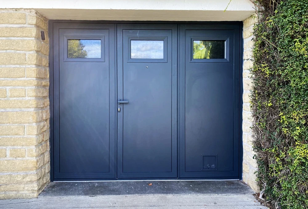 Portail double battant en aluminium anthracite, style contemporain, avec arc en cintre sur le dessus